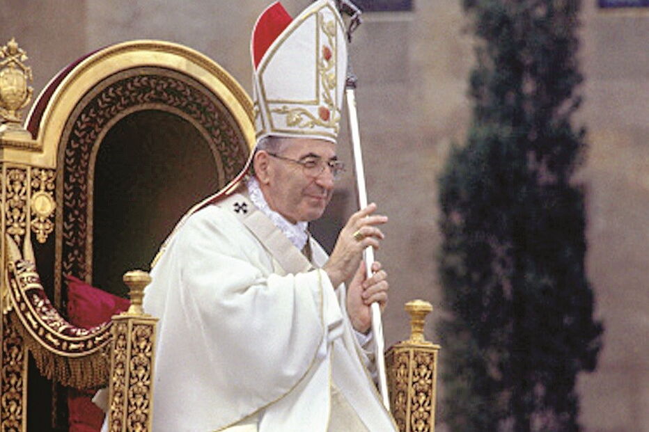 Em 1978, contra a sua vontade,  sentou-se  na liteira  como manda  a tradição