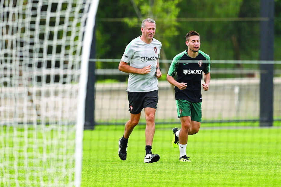 Guerreiro no treino de ontem, com o fisioterapeuta António Gaspar