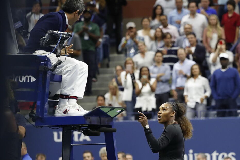 Serena Williams discute com árbitro português Carlos Ramos na final do US Open
