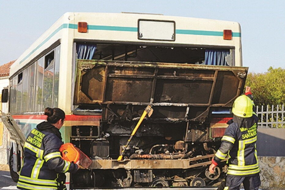 Autocarro danificado  