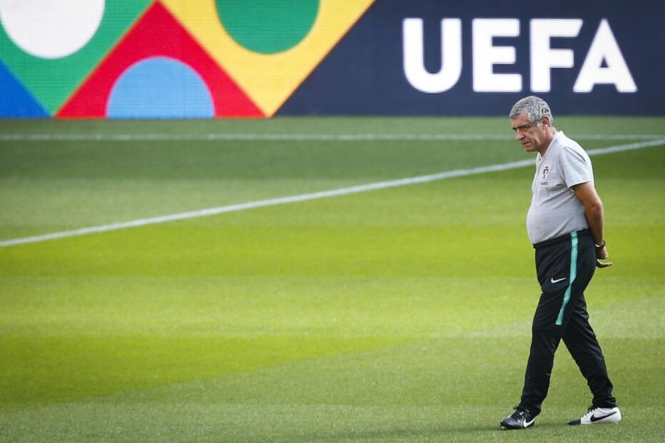 Fernando Santos com todos os jogadores no treino antes de receber Itália