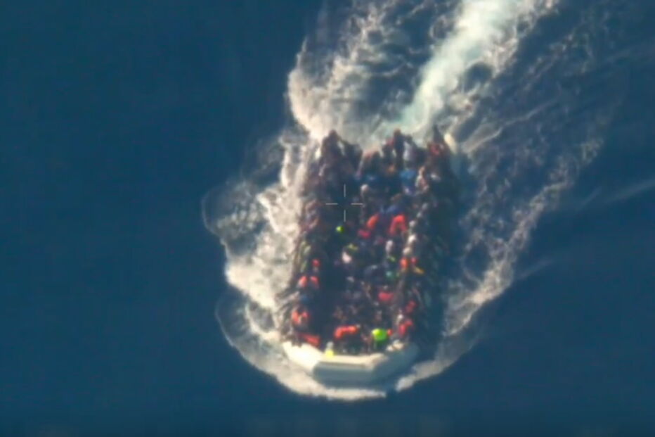  Força Aérea salva 150 após naufrágio no Mediterrâneo central