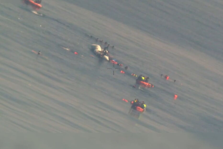  Força Aérea salva 150 após naufrágio no Mediterrâneo central