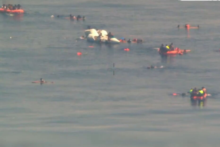  Força Aérea salva 150 após naufrágio no Mediterrâneo central