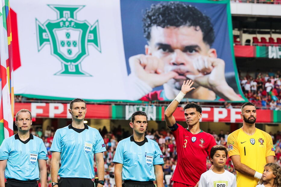 Pepe homenageado no jogo 100 pela seleção nacional