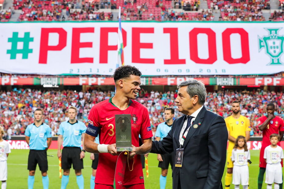 Pepe homenageado no jogo 100 pela seleção nacional