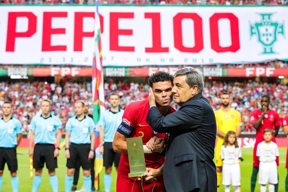 Pepe homenageado no jogo 100 pela seleção nacional