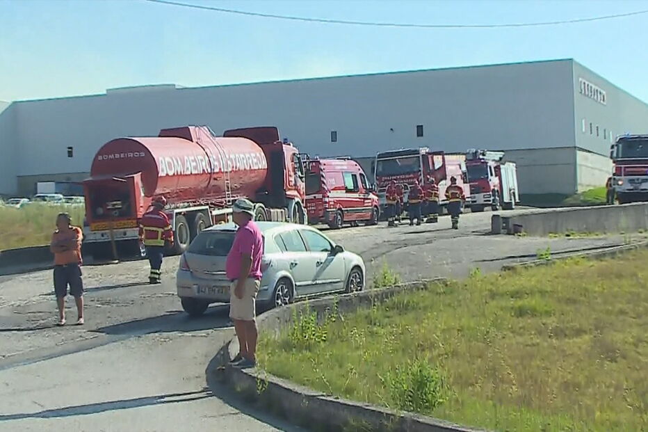 Cinco meios aéreos combatem incêndio em Aveiro