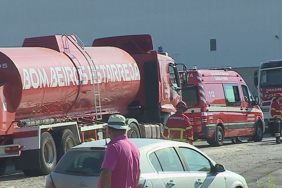 Cinco meios aéreos combatem incêndio em Aveiro