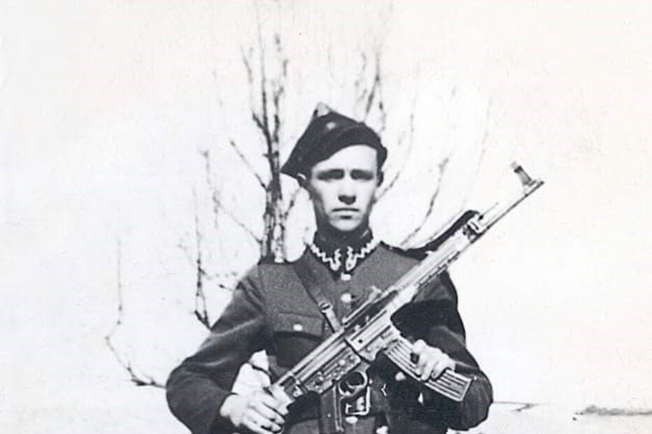 Herói da II Guerra Mundial morre dias depois de levar neta ao altar