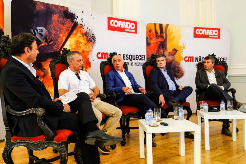 Debate moderado por José Carlos Castro (diretor-adjunto do CM e CMTV) teve a participação (da esq. para a dir.) de Carlos Gomes, Carlos Pinto de Sá, Carlos Anjos e Armando Esteves Pereira (diretor-geral editorial-adjunto do CM e CMTV) 