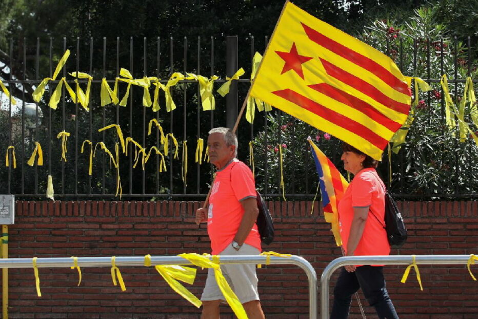 Milhares de pessoas de toda a Catalunha inundaram a Diagonal, em Barcelona, numa marcha marcada pela exigência de liberdade para os separatistas detidos   