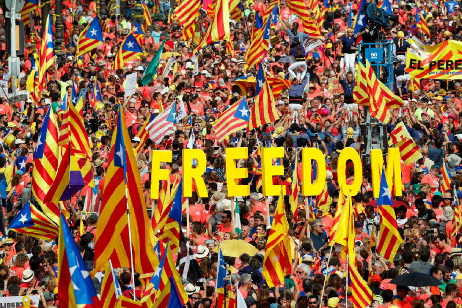 Milhares de pessoas de toda a Catalunha inundaram a Diagonal, em Barcelona, numa marcha marcada pela exigência de liberdade para os separatistas detidos   