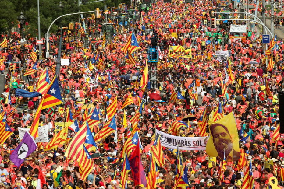 Milhares de pessoas de toda a Catalunha inundaram a Diagonal, em Barcelona, numa marcha marcada pela exigência de liberdade para os separatistas detidos   