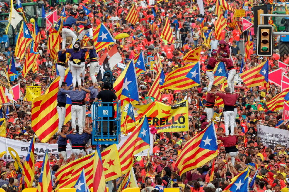 Milhares de pessoas de toda a Catalunha inundaram a Diagonal, em Barcelona, numa marcha marcada pela exigência de liberdade para os separatistas detidos   