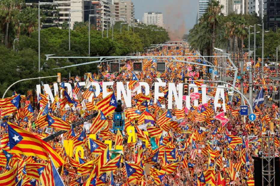 Milhares de pessoas de toda a Catalunha inundaram a Diagonal, em Barcelona, numa marcha marcada pela exigência de liberdade para os separatistas detidos   