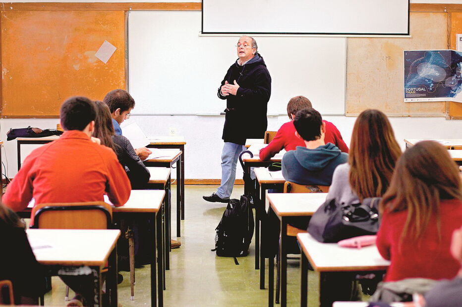 Docentes portugueses ganham acima dos restantes trabalhadores com formação superior