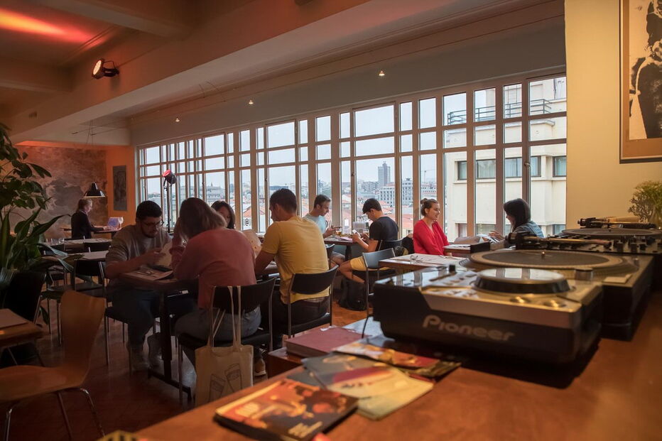 O espaço 'Maus Hábitos', no Porto, é dedicado às arte em formas de expressão