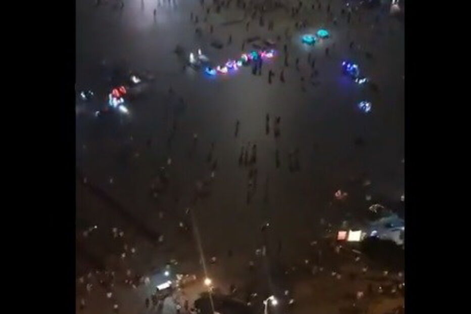 Homem guia contra multidão e atropela dezenas de pessoas