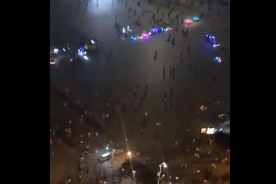 Homem guia contra multidão e atropela dezenas de pessoas