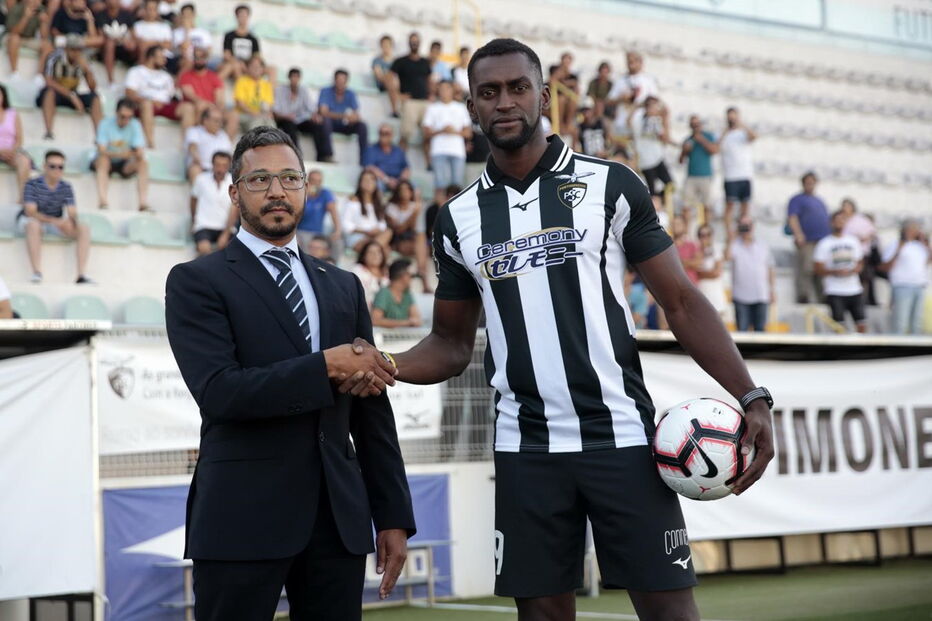 Jackson Martinez oficializado no Portimonense