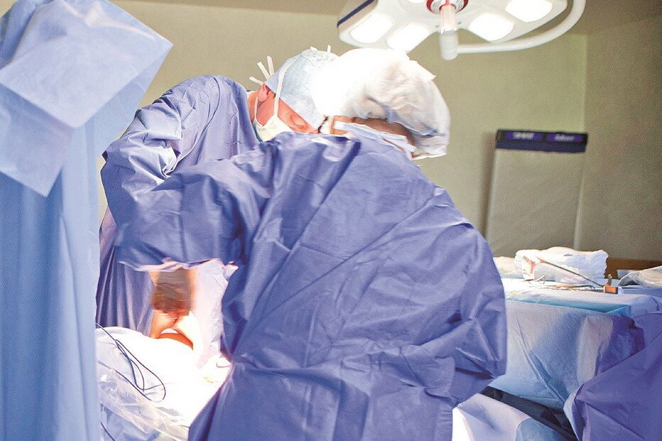 Mulher foi suturada duas vezes e sentiu-se mal vários dias depois do parto