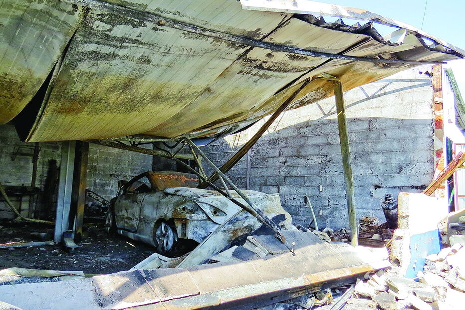 Anexo onde estavam três dos veículos atingidos pelas chamas ficou completamente destruído e em risco de ruir