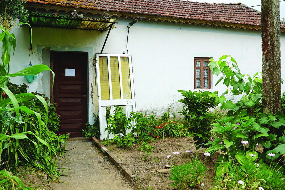 Casa em Roussa, Pombal, onde vivia Alzira Nunes, de 85 anos. Os assaltantes arrombaram a porta e agrediram casal, tendo a idosa acabado por morrer 