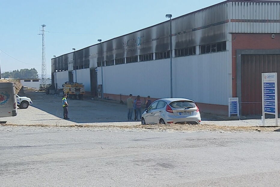 Incêndio em fábrica de Santo Tirso reacende-se