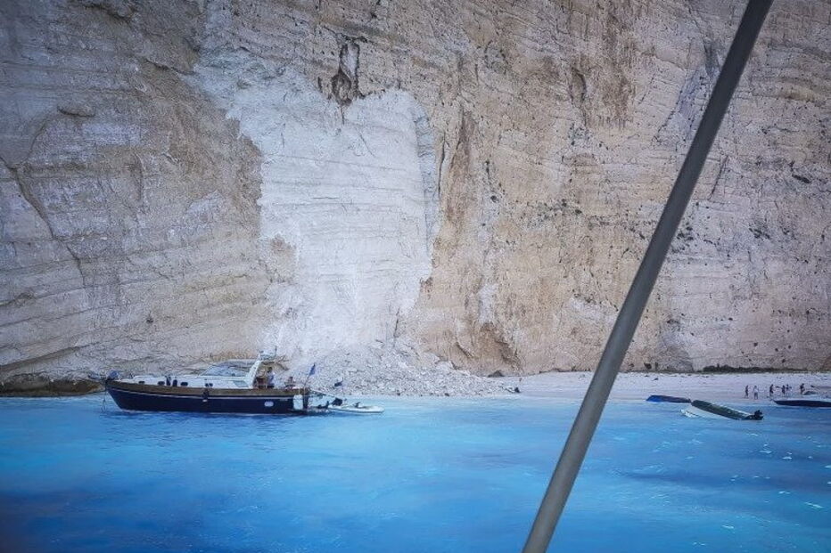 Queda de falésia na praia de Navagio, na Grécia