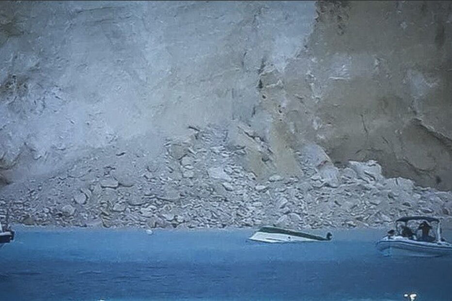Queda de falésia na praia de Navagio, na Grécia
