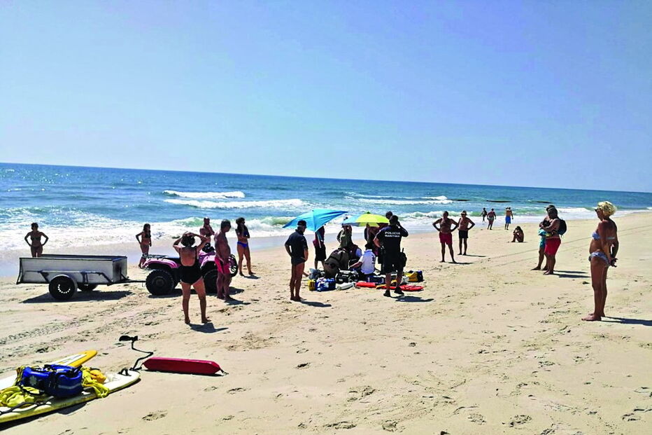 Turistas assistido em praia de Olhão