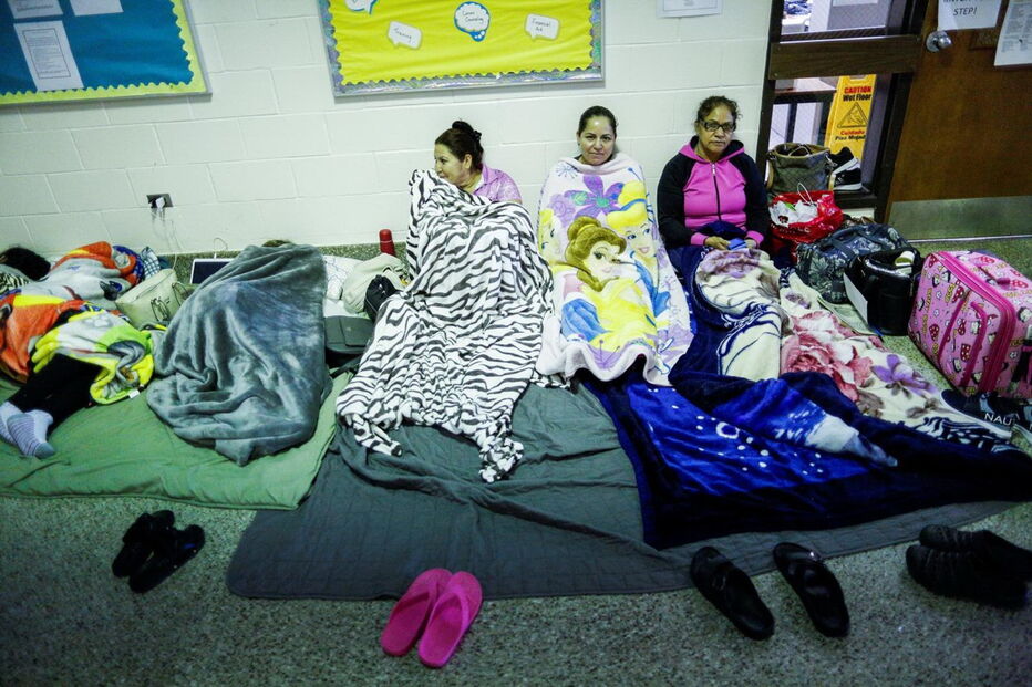 População foi colocada em abrigos e muitos protegeram as suas casas com tábuas de madeira