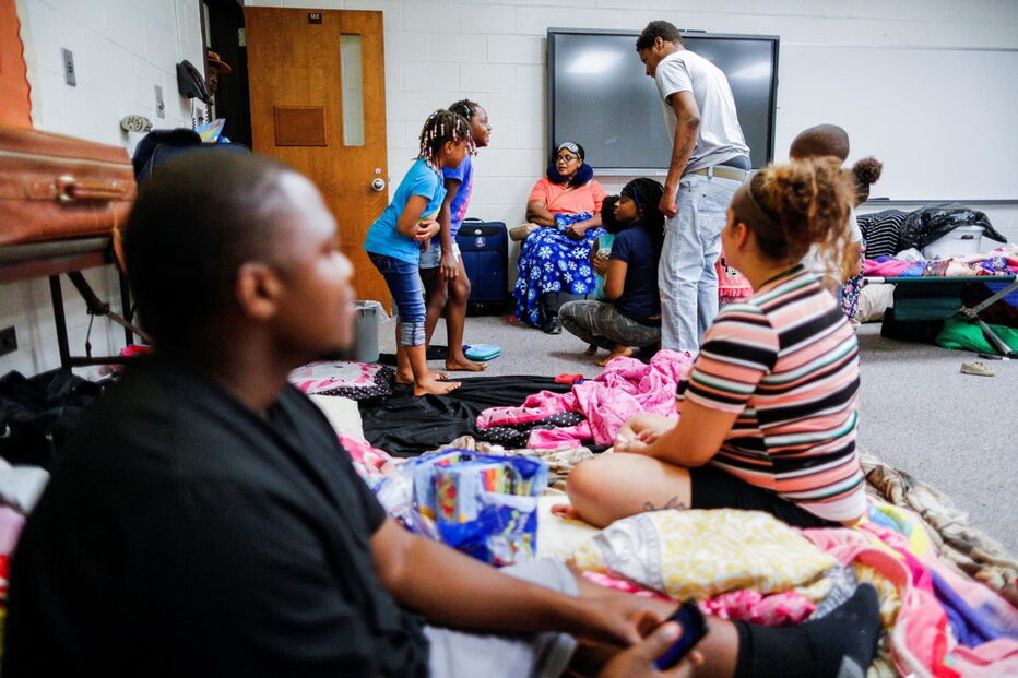 População foi colocada em abrigos e muitos protegeram as suas casas com tábuas de madeira