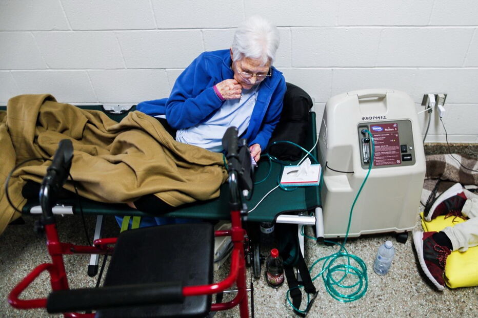 População foi colocada em abrigos e muitos protegeram as suas casas com tábuas de madeira
