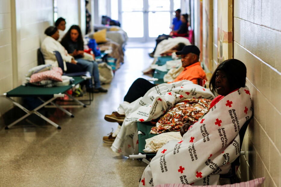 População foi colocada em abrigos e muitos protegeram as suas casas com tábuas de madeira
