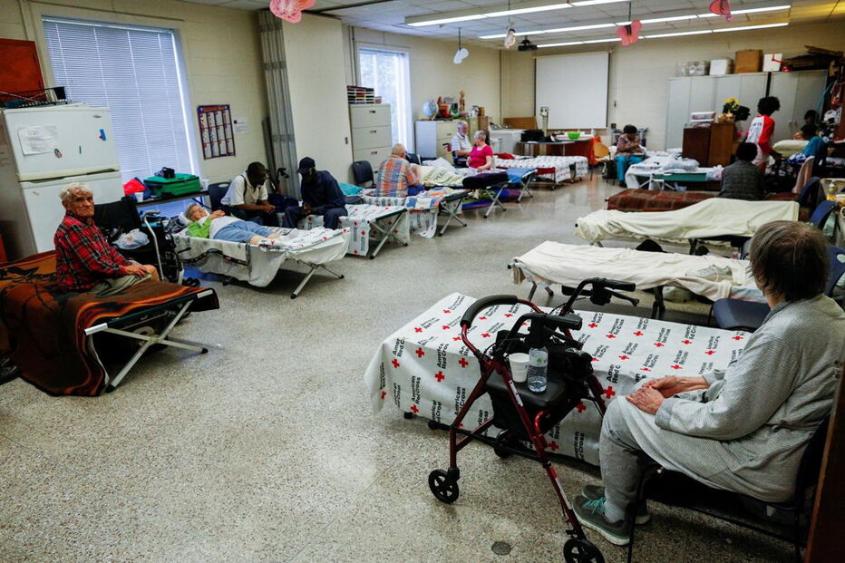 População foi colocada em abrigos e muitos protegeram as suas casas com tábuas de madeira