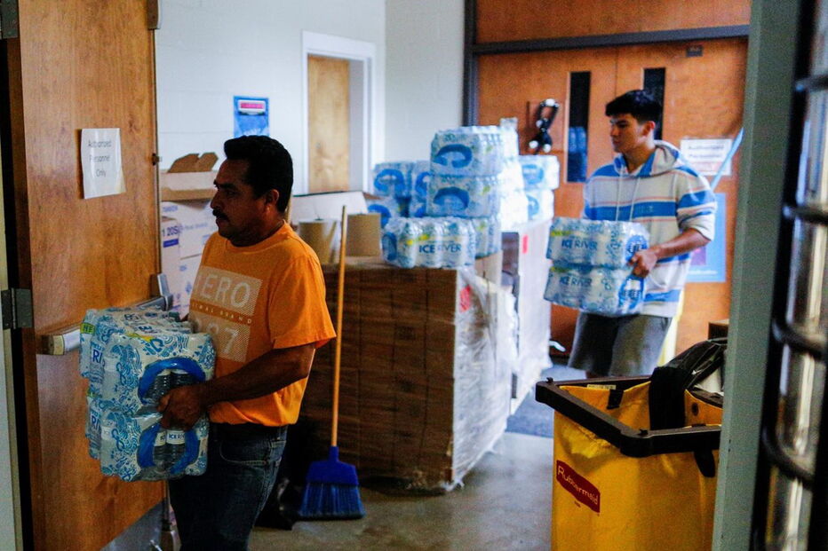 População foi colocada em abrigos e muitos protegeram as suas casas com tábuas de madeira