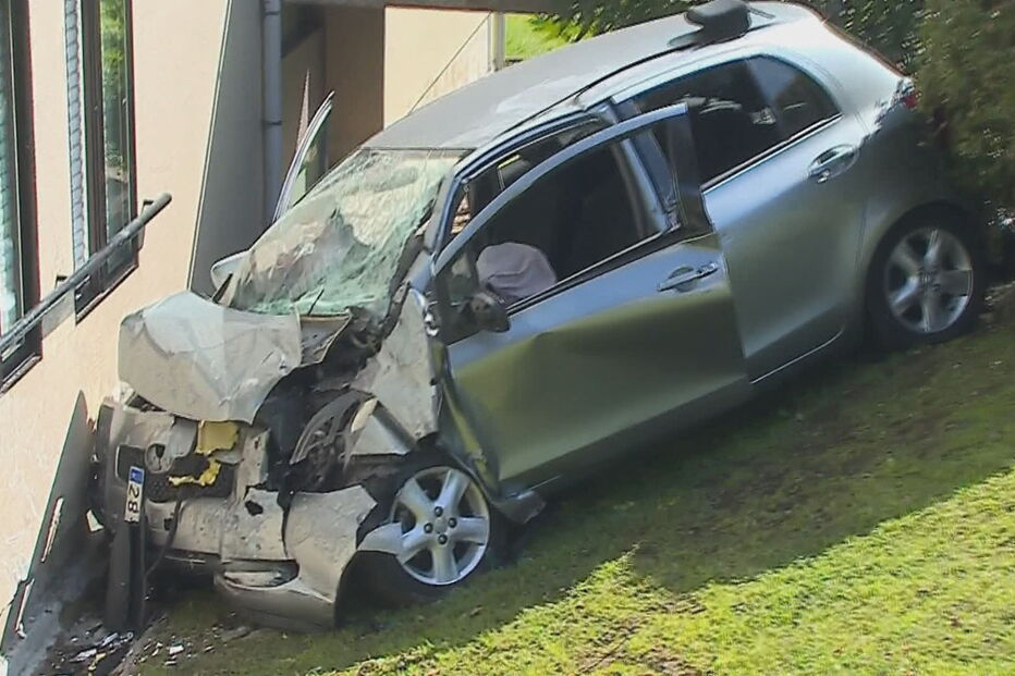 Carro despista-se contra prédio e mata homem no Porto