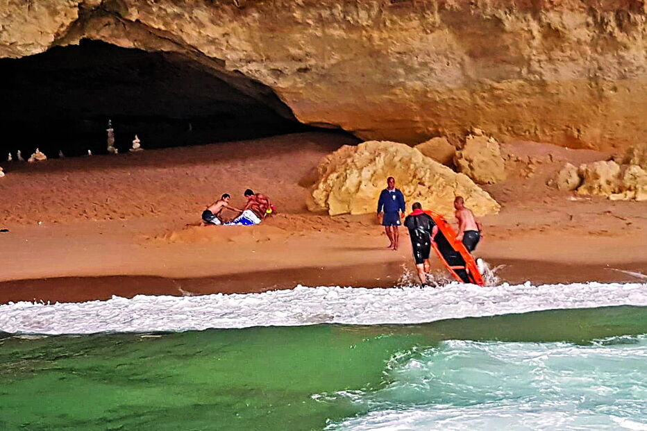 Banhista salvo após desmaiar em gruta