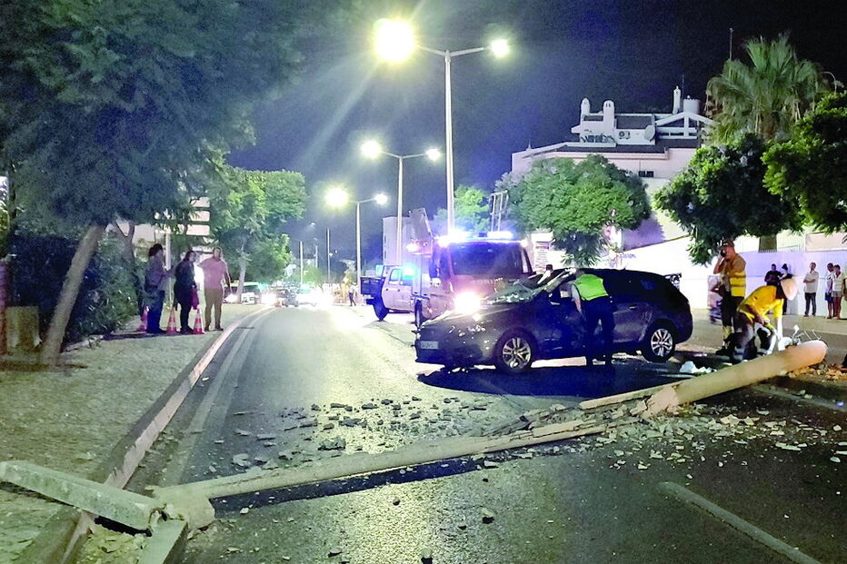 Colisão levou um dos veículos a embater contra poste elétrico em Albufeira