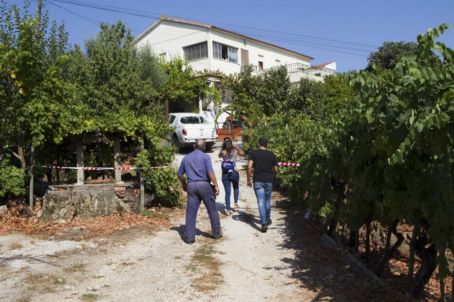 Vítimas estavam no rés do chão da casa, onde o incêndio deflagrou, e já não conseguiram sair devido ao fumo intenso. Família e vizinhos estão inconsoláveis 