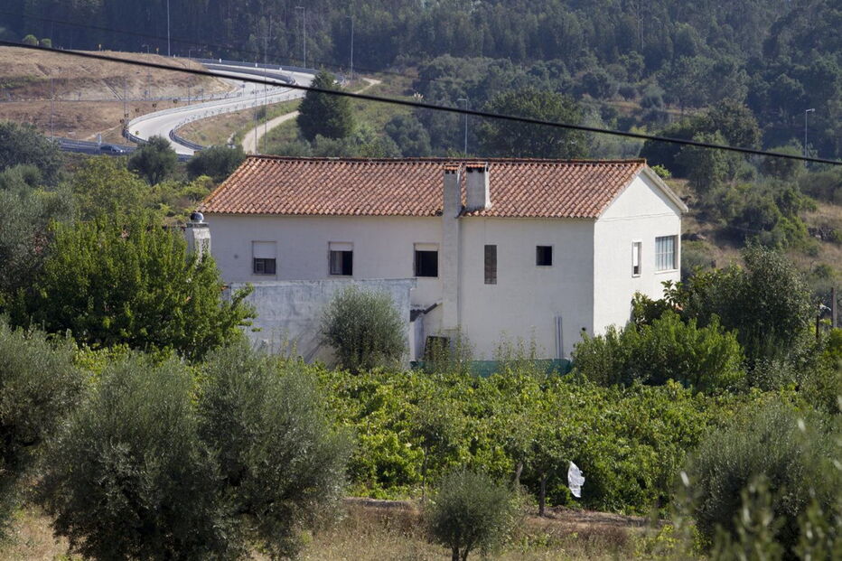 Vítimas estavam no rés do chão da casa, onde o incêndio deflagrou, e já não conseguiram sair devido ao fumo intenso. Família e vizinhos estão inconsoláveis 