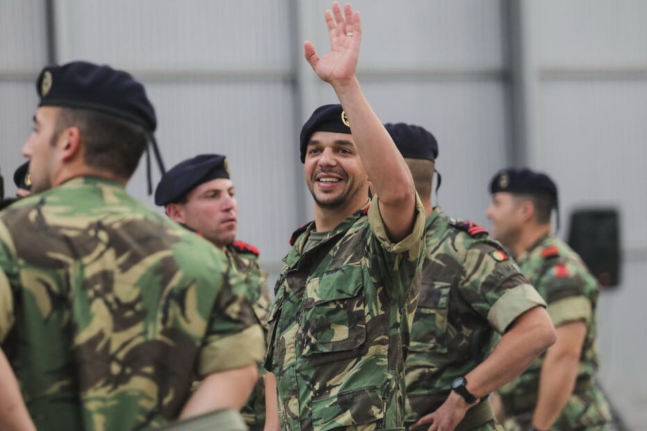 Militares foram recebidos com beijos e abraços dos familiares que os aguardavam no Aeroporto de Figo Maduro 