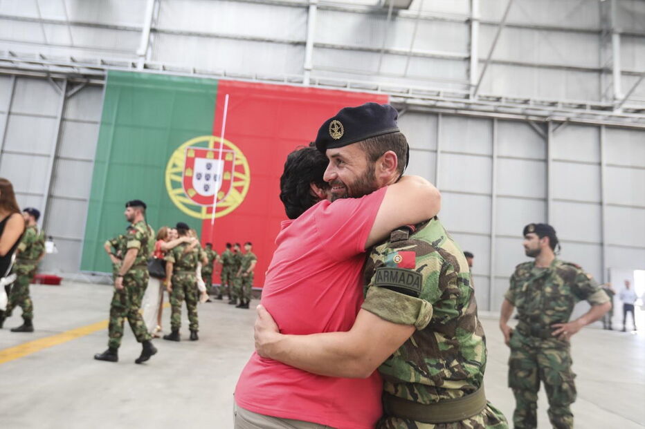 Militares foram recebidos com beijos e abraços dos familiares que os aguardavam no Aeroporto de Figo Maduro 
