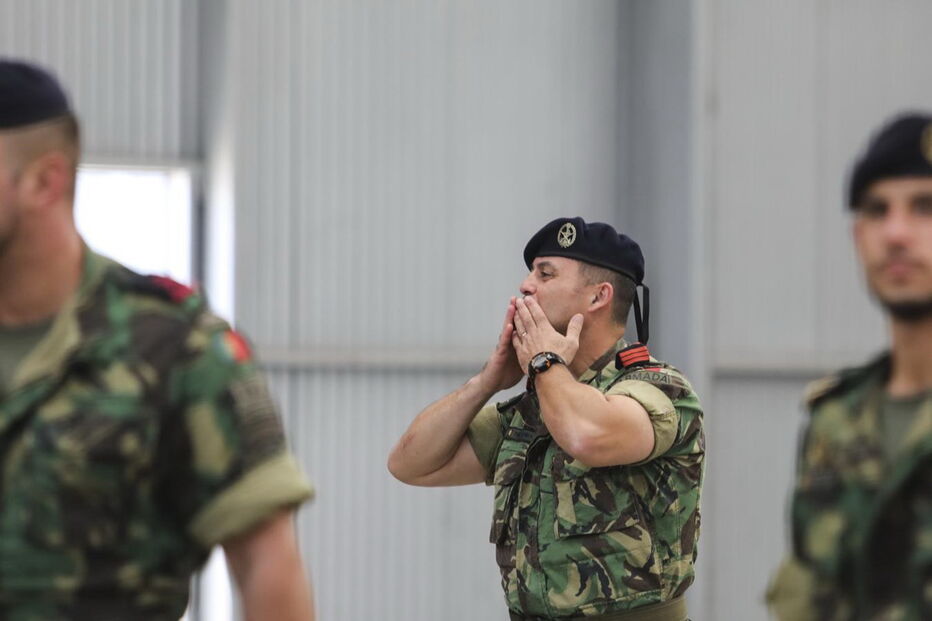 Militares foram recebidos com beijos e abraços dos familiares que os aguardavam no Aeroporto de Figo Maduro 