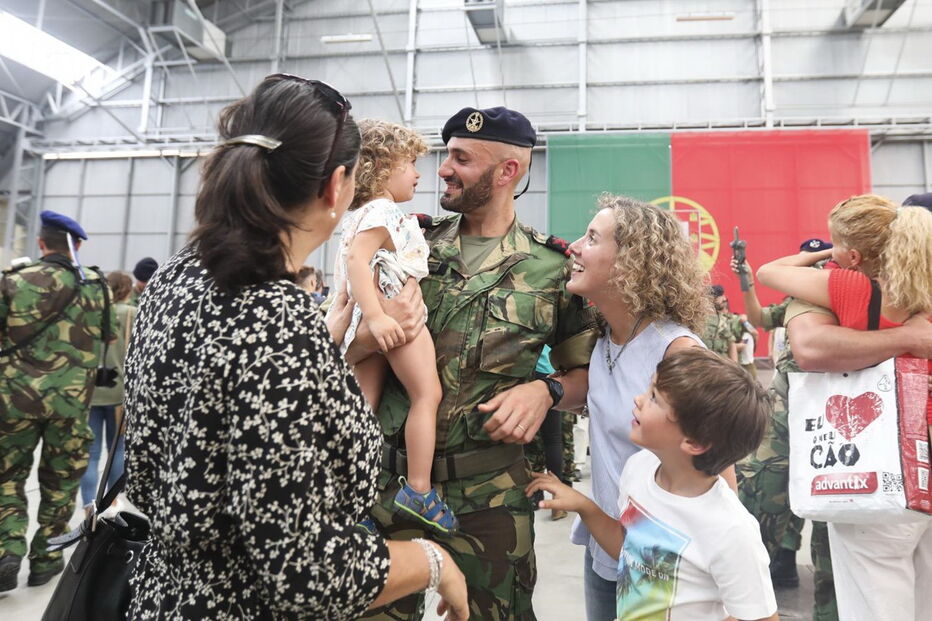 Militares foram recebidos com beijos e abraços dos familiares que os aguardavam no Aeroporto de Figo Maduro 