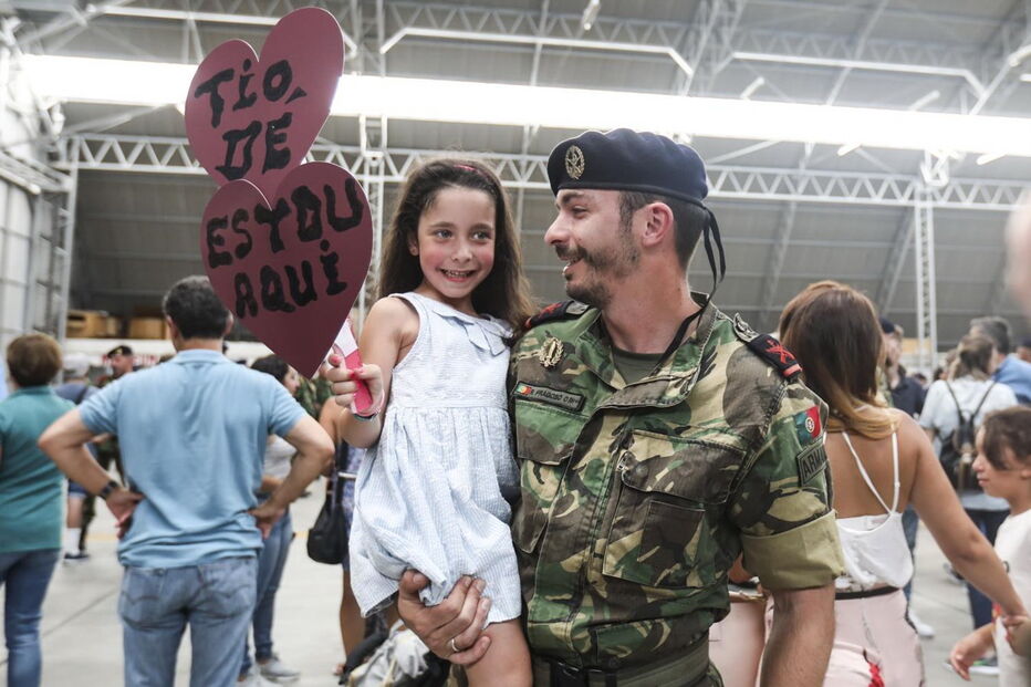 Militares foram recebidos com beijos e abraços dos familiares que os aguardavam no Aeroporto de Figo Maduro 
