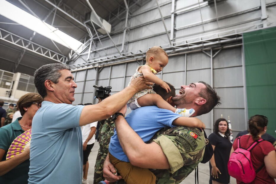Militares foram recebidos com beijos e abraços dos familiares que os aguardavam no Aeroporto de Figo Maduro 
