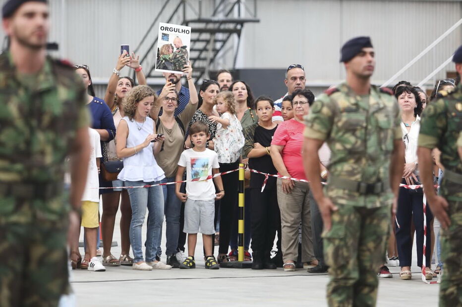 Militares foram recebidos com beijos e abraços dos familiares que os aguardavam no Aeroporto de Figo Maduro 